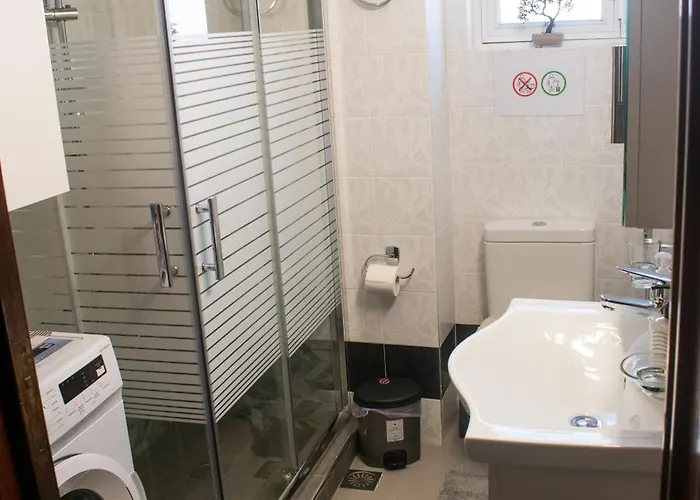 Eva's Residence, Family La Canée