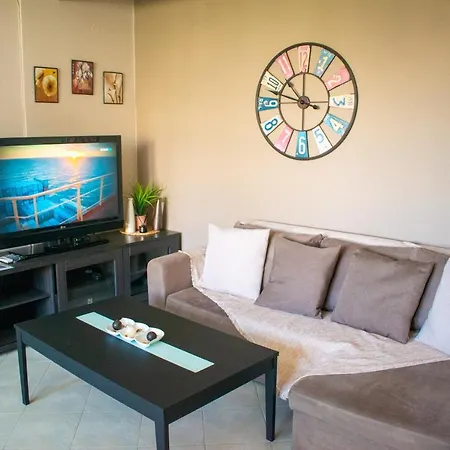 Eva's Residence, Family Hriszí Aktí Haniá