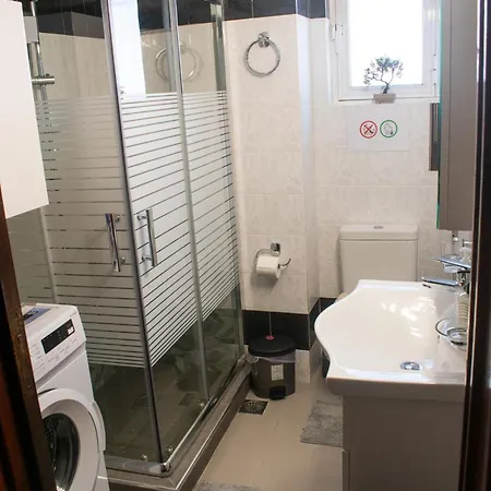 Eva's Residence, Family Hriszí Aktí Haniá