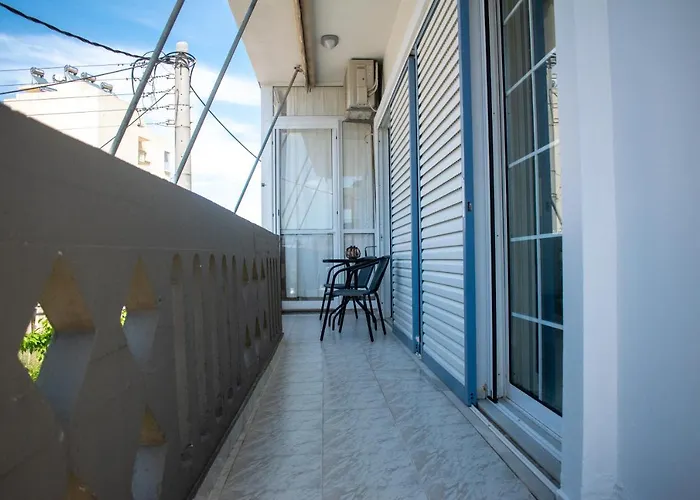 Eva's Residence, Family * Hanya